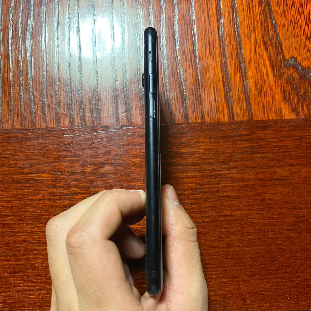 Apple iPhoneSE ブラック 本体