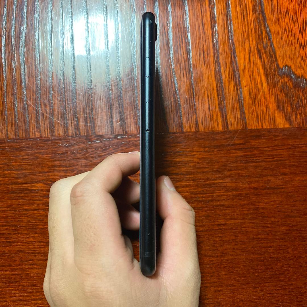 Apple iPhoneSE ブラック 本体