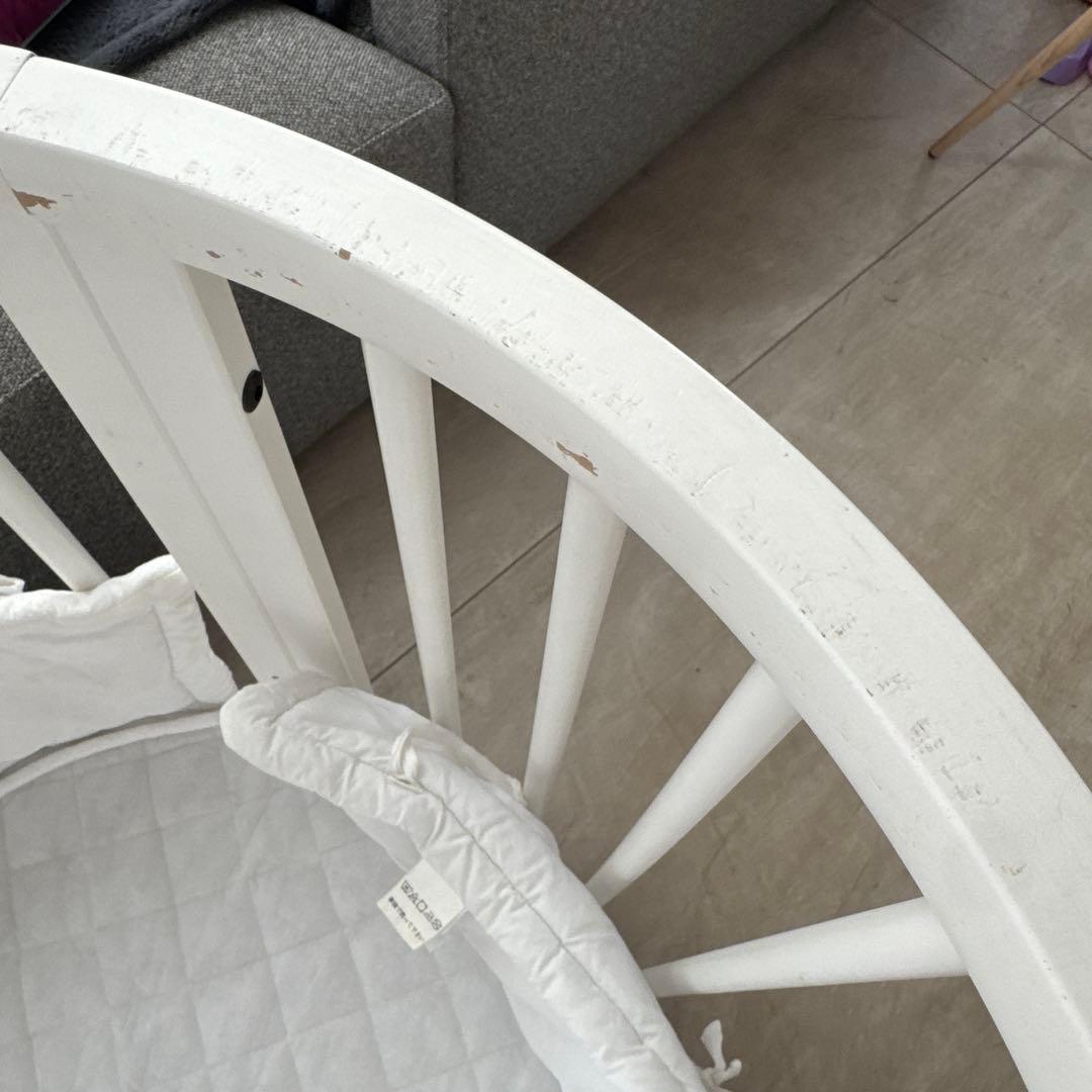 ストッケ　ホワイト楕円形ベビーベッド