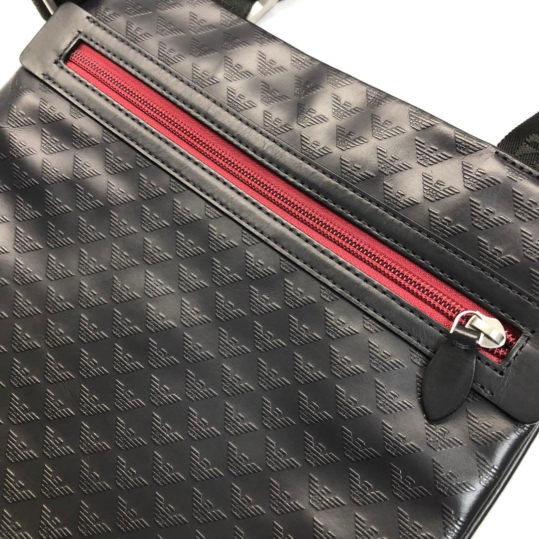 美品✨　EMPORIO ARMANI ショルダーバッグ　薄型　ブラック　レッド