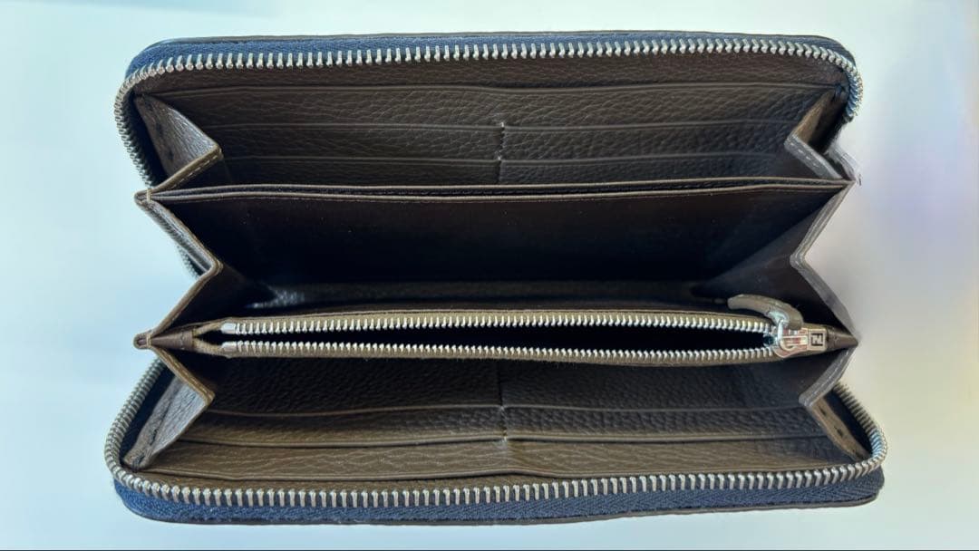 FENDI ネイビーレザー 長財布