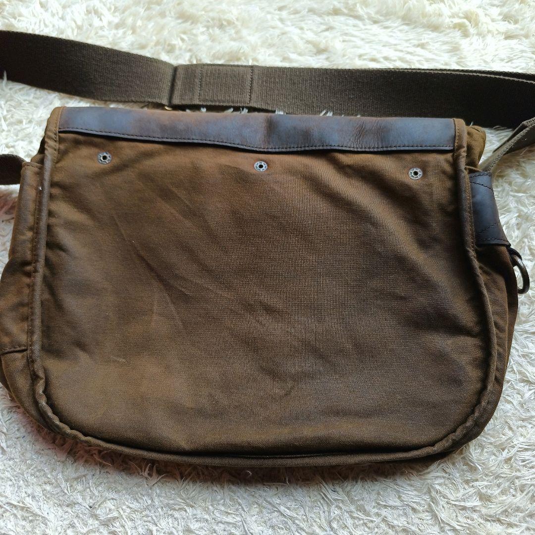 Barbour Tarras ワックス レザー トリム ショルダーバッグ