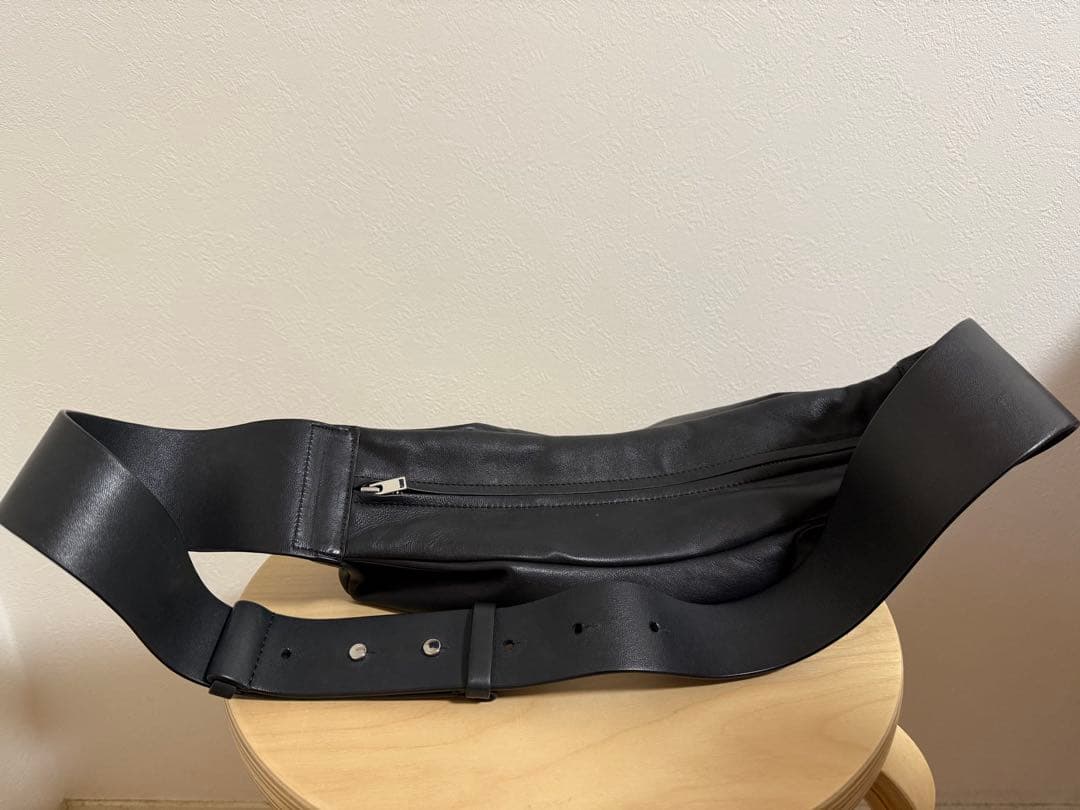 COS レザープリーツベルトバッグ ブラック