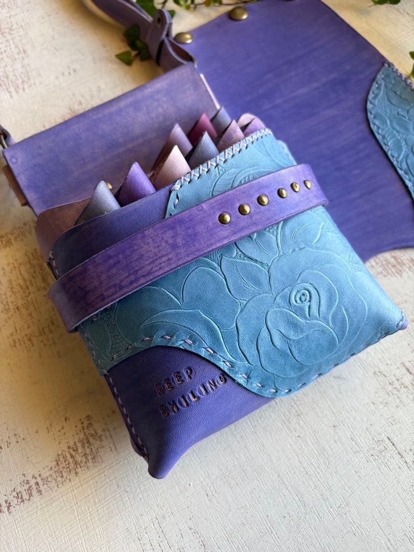 decofierd 手染めラベンダー、ローズ型押の蓋付き大容量シザーケース