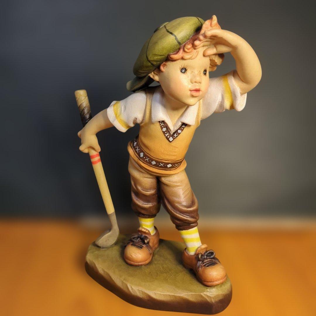 イタリア　アンリ社　木彫りの人形 ゴルフ少年　という作品