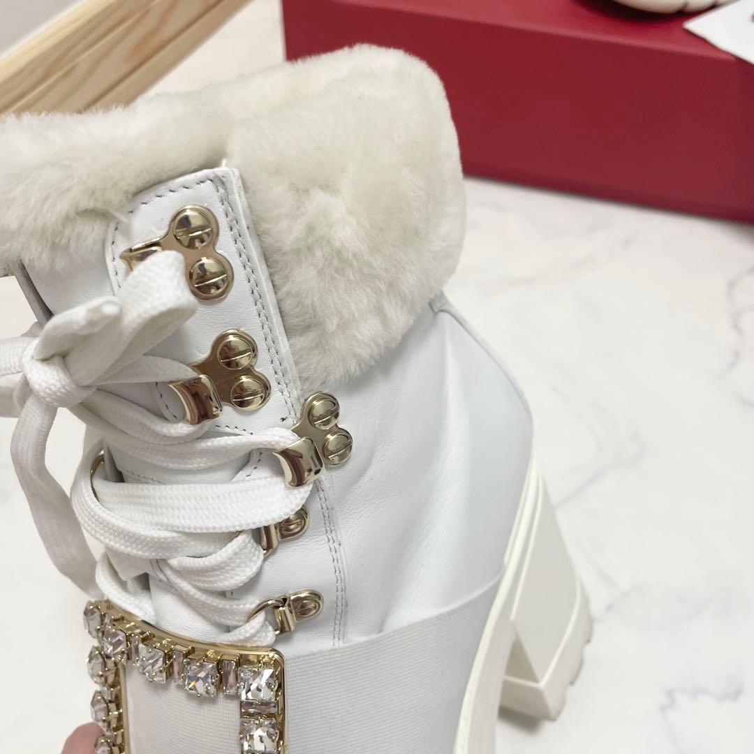 プ*読様 ロジェヴィヴィエ ビジュー ホワイト Roger Vivier ファー