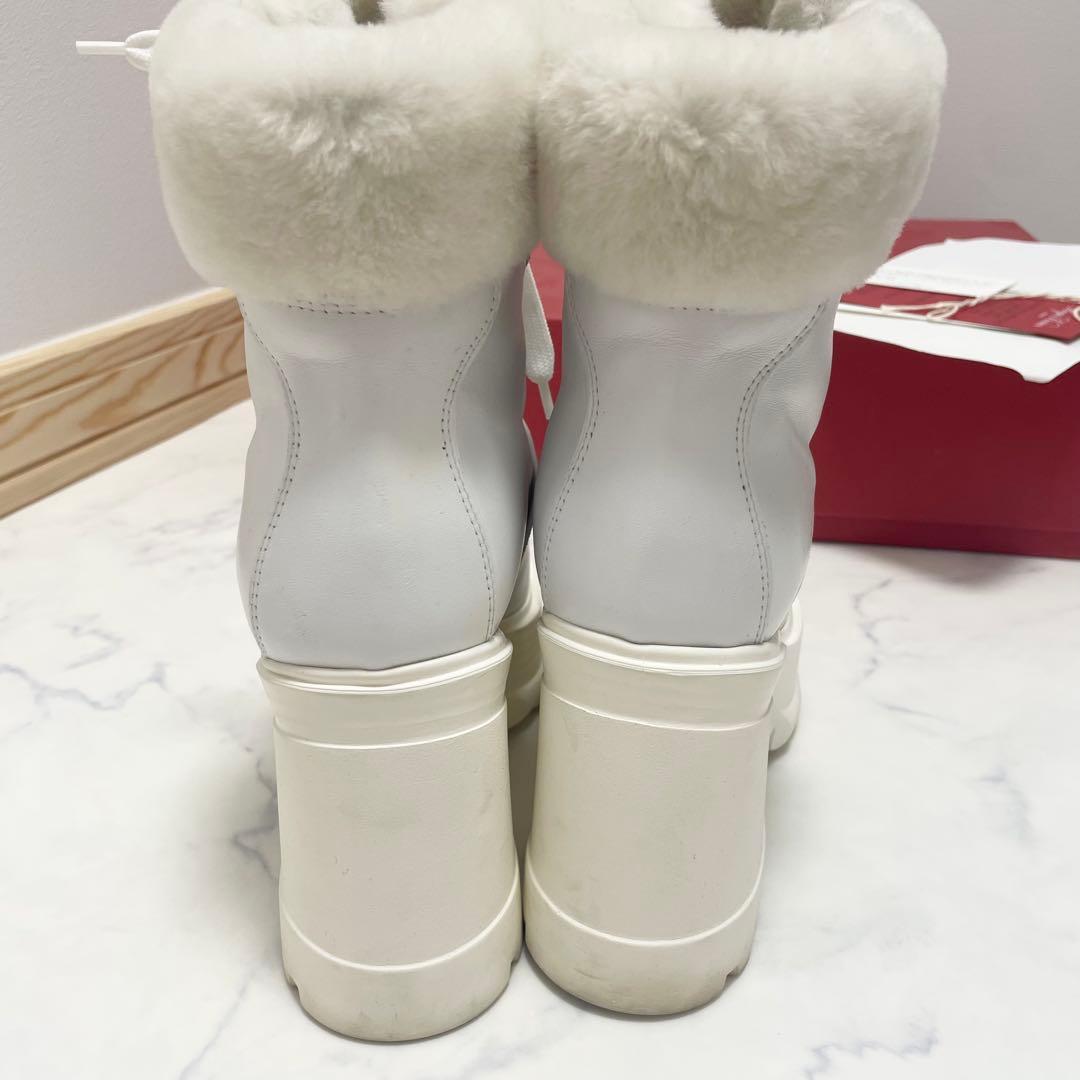 プ*読様 ロジェヴィヴィエ ビジュー ホワイト Roger Vivier ファー