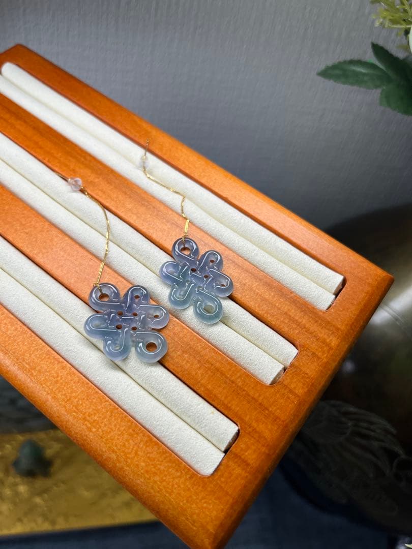 特選品‼️限定❣️希少品、高氷種儚い妖紫色18k中国結ピアス　鑑定書付き