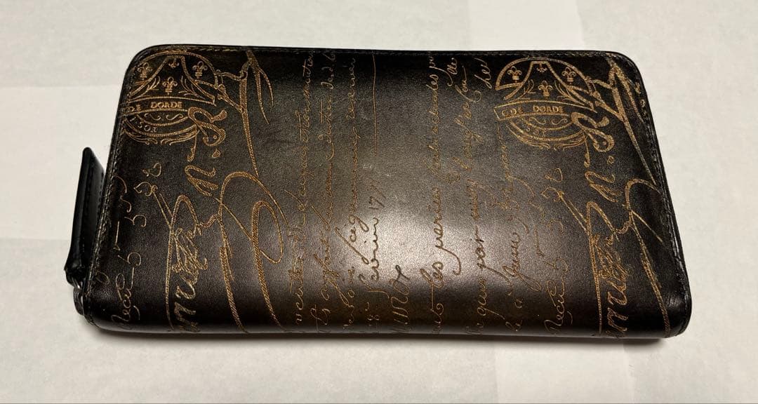 ベルルッティ イタウバ　カリグラフィー　ラウンドジップ 長財布