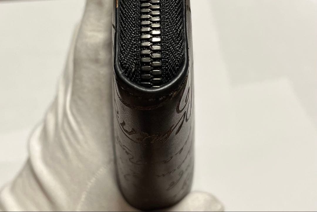 ベルルッティ イタウバ　カリグラフィー　ラウンドジップ 長財布