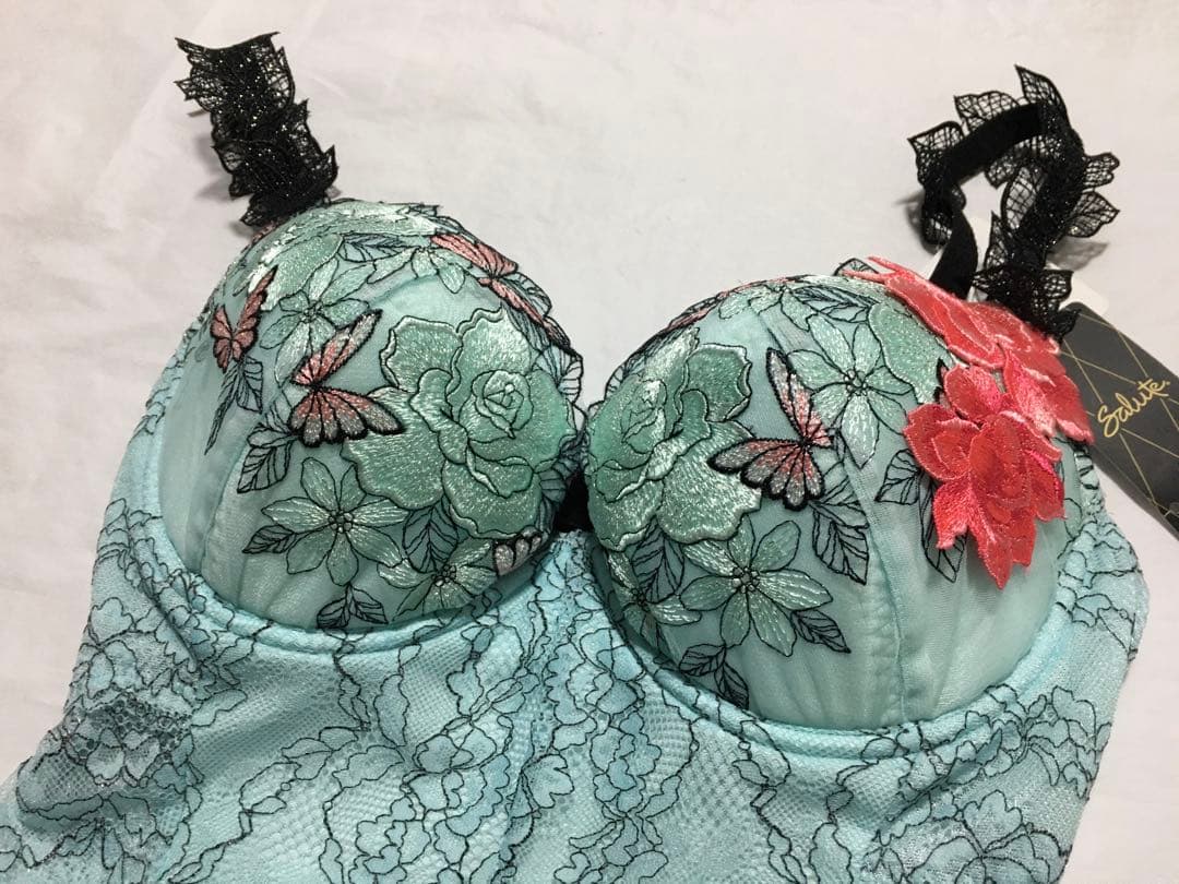 新品　ワコール　サルート 83G スリーインワン F75 40周年限定