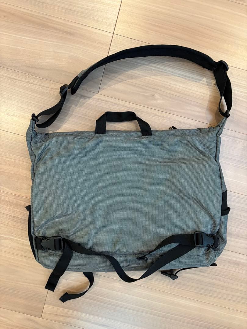 patagonia メッセンジャーバッグ ハーフマス　グレー