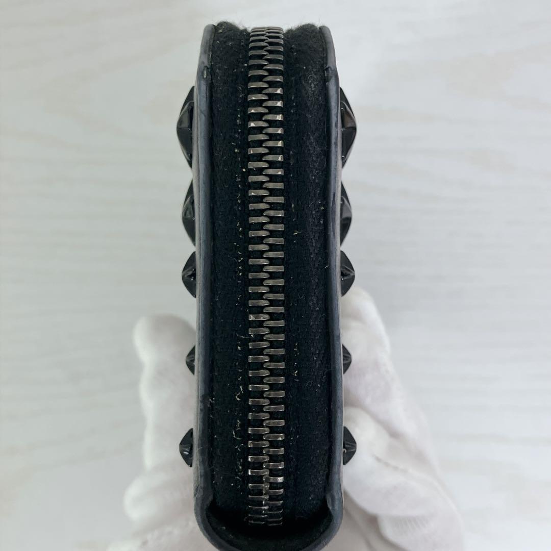 【美品】ジミーチュウ　オールブラック　スタッズ　ラウンドジップウォレット