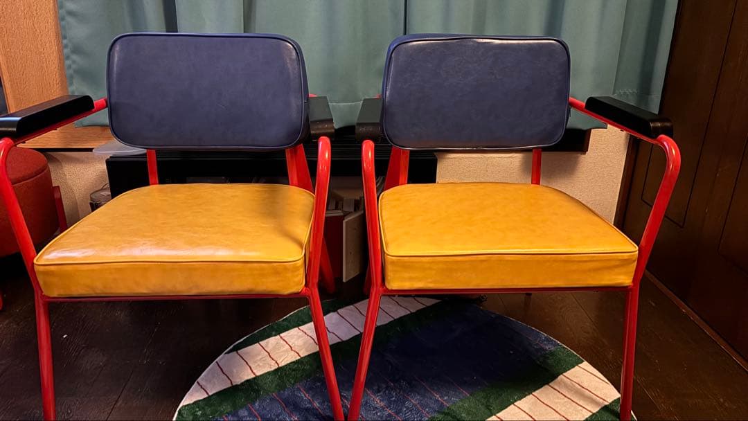 青と黄色と赤のアームチェア