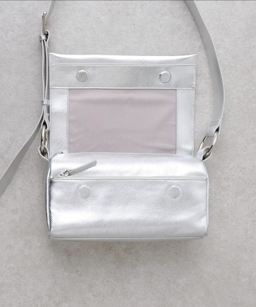 ★min0000さま専用★【新品タグ付】ビアズリー レザーボディバッグ シルバー