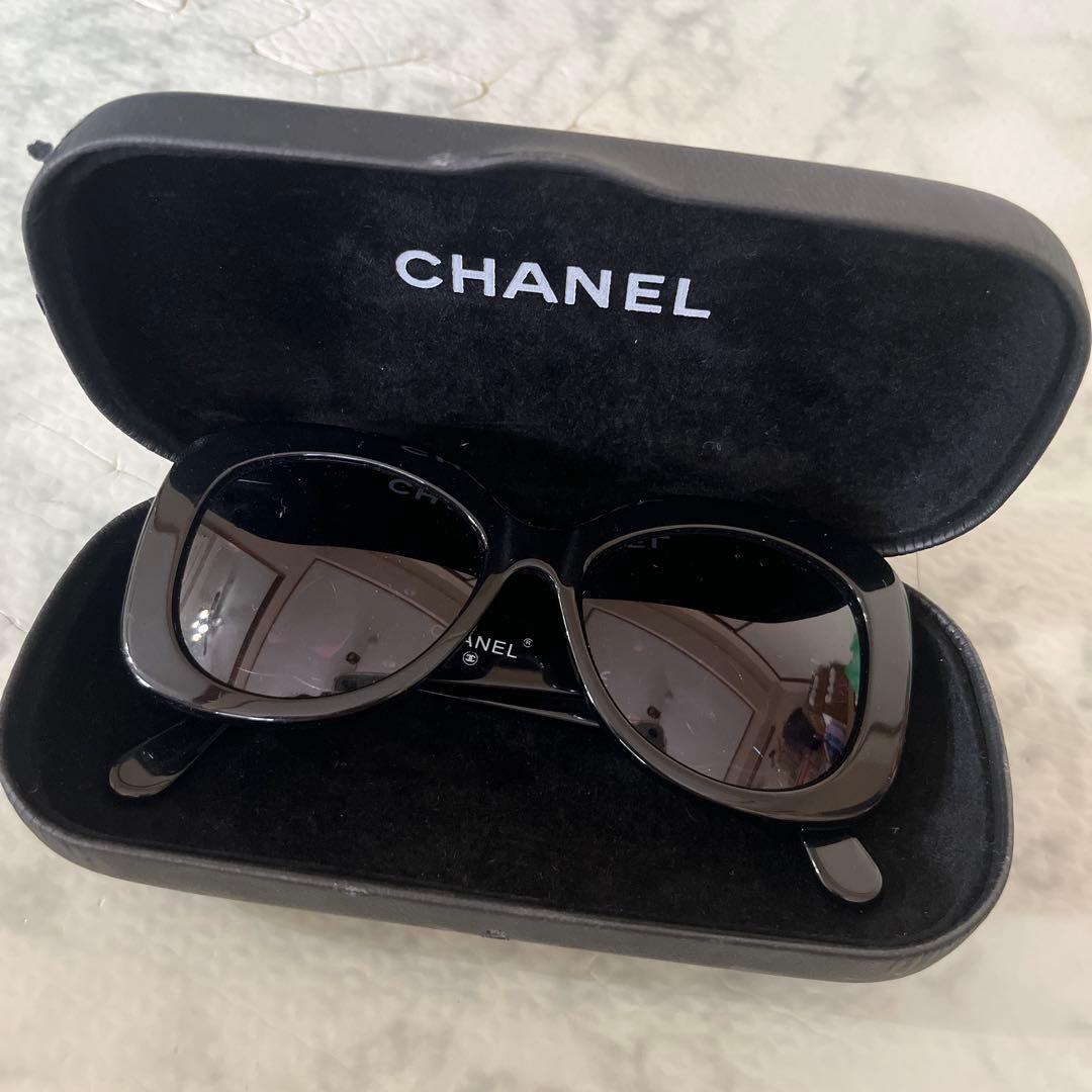 【太古みょう】CHANEL ブラック サングラス CCロゴ付き