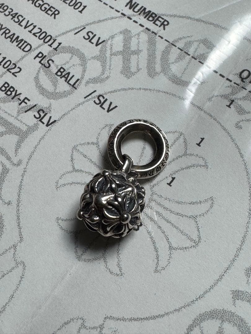 ク*ダ様 クロムハーツ ピラミッドプラスボール チャーム