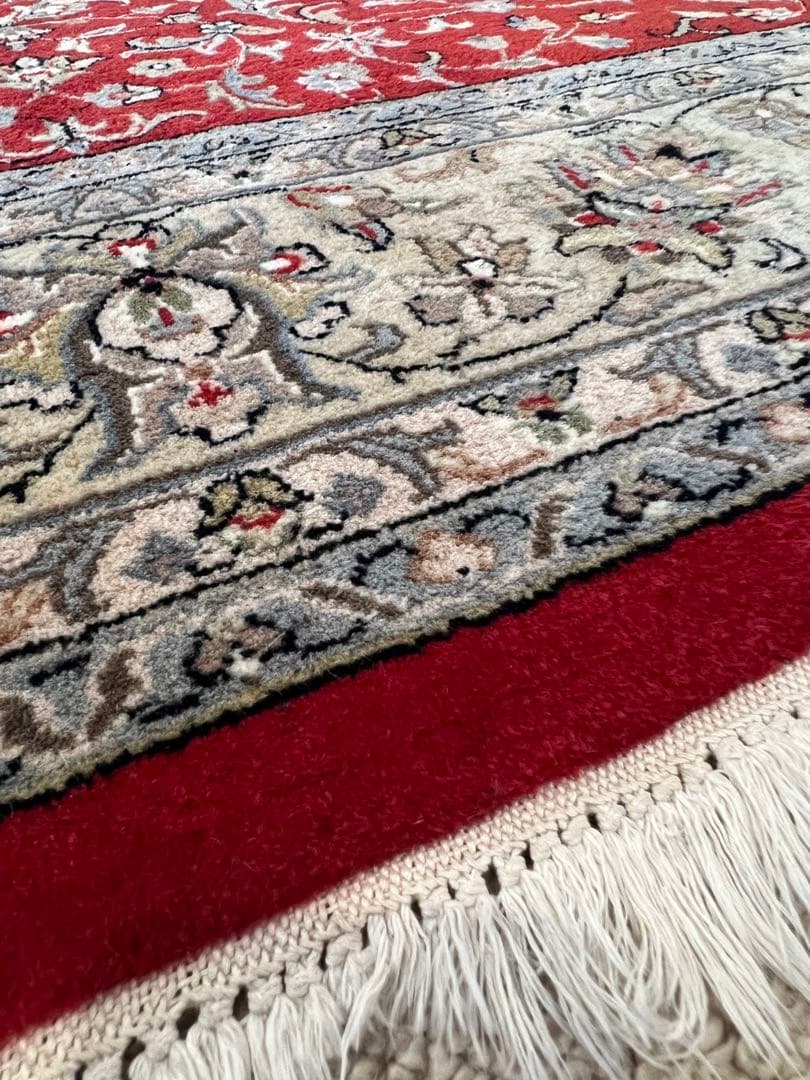 M*m様 赤とクリーム色のペルシャ絨毯