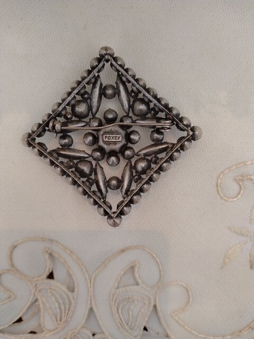FOXEY ブローチ　ひし形　キラキラ