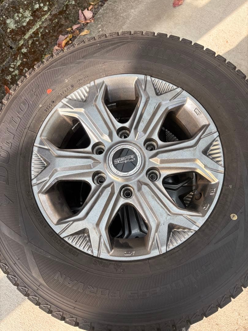 ￼ハイエースキャンパー冬タイヤアルミホイール付き