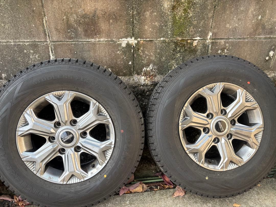 ￼ハイエースキャンパー冬タイヤアルミホイール付き