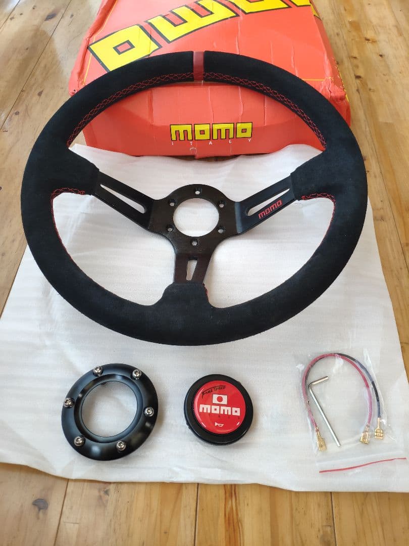 新品・未使用 MOMO スタイル スエード革 ステアリング 14インチ 35cm