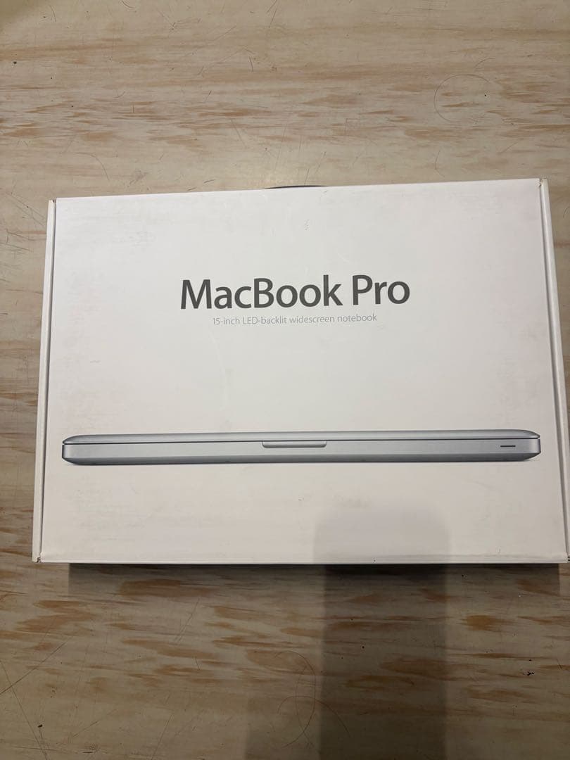 【超美品】MacBook Pro 15インチ　本体（箱、付属品付き）