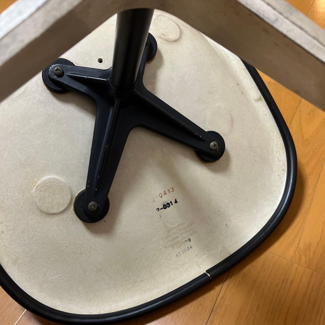 イームズ　ナウガレザー