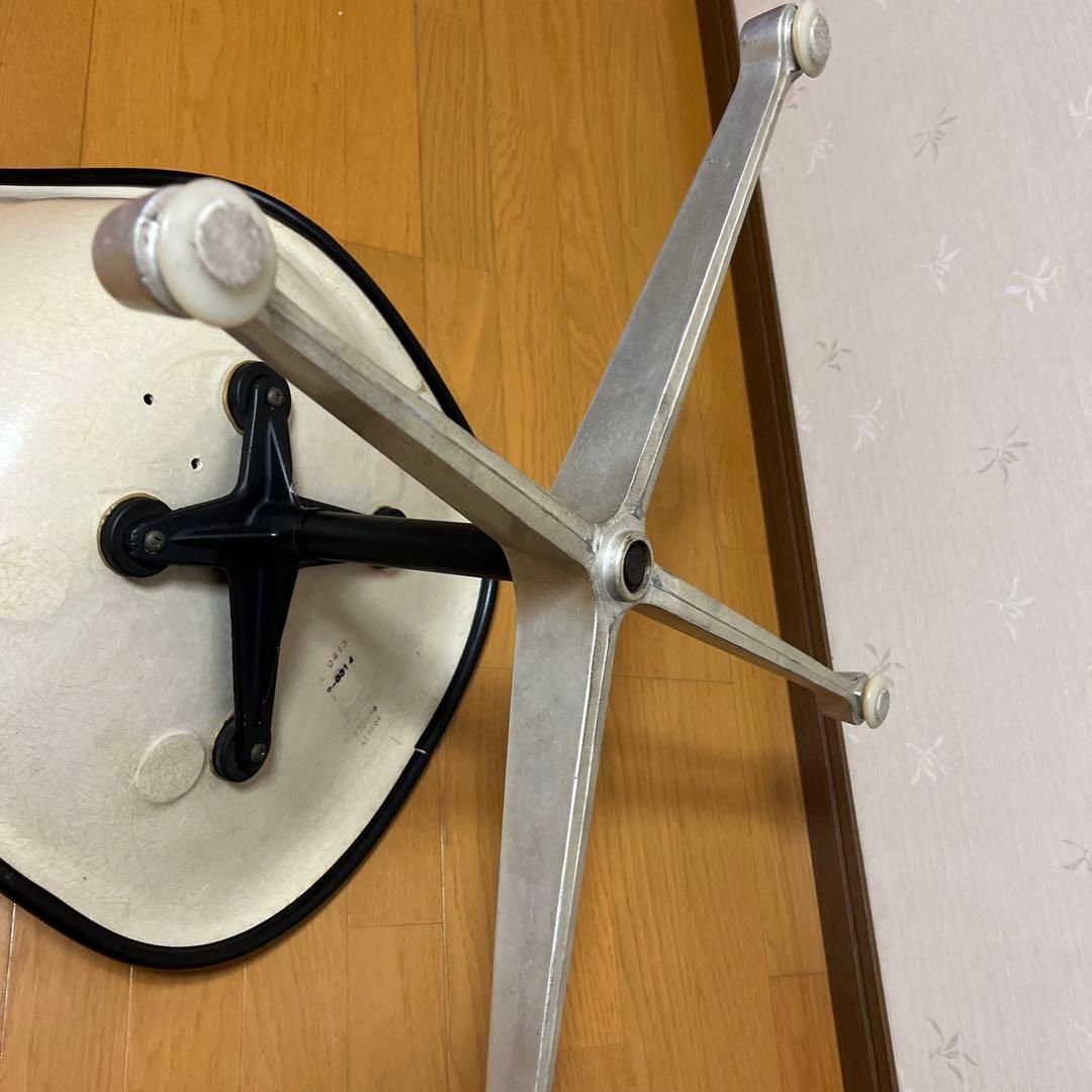 イームズ　ナウガレザー