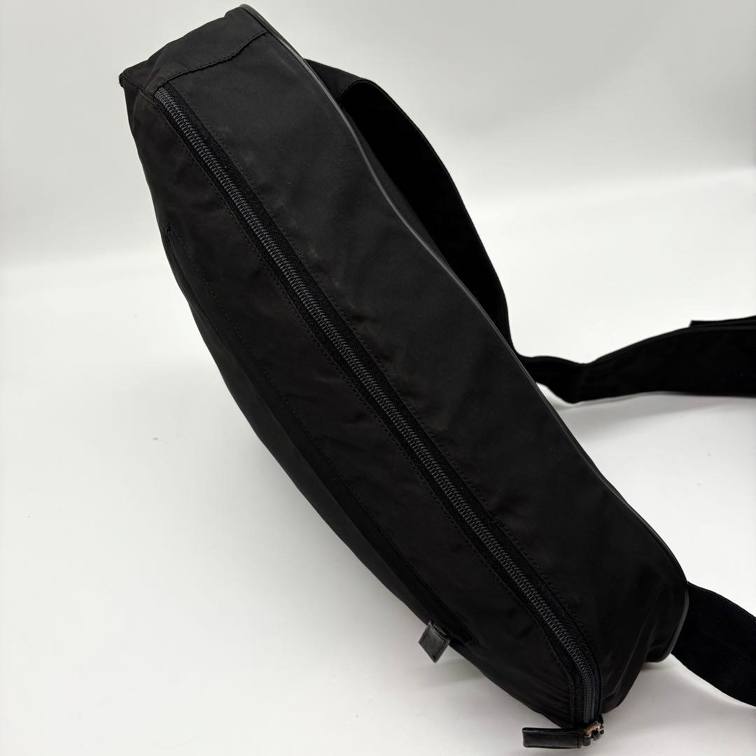 【極美品】PRADA トライアングル ボディバッグ v225 ナイロン ブラック