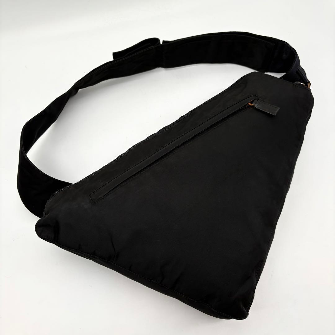 【極美品】PRADA トライアングル ボディバッグ v225 ナイロン ブラック