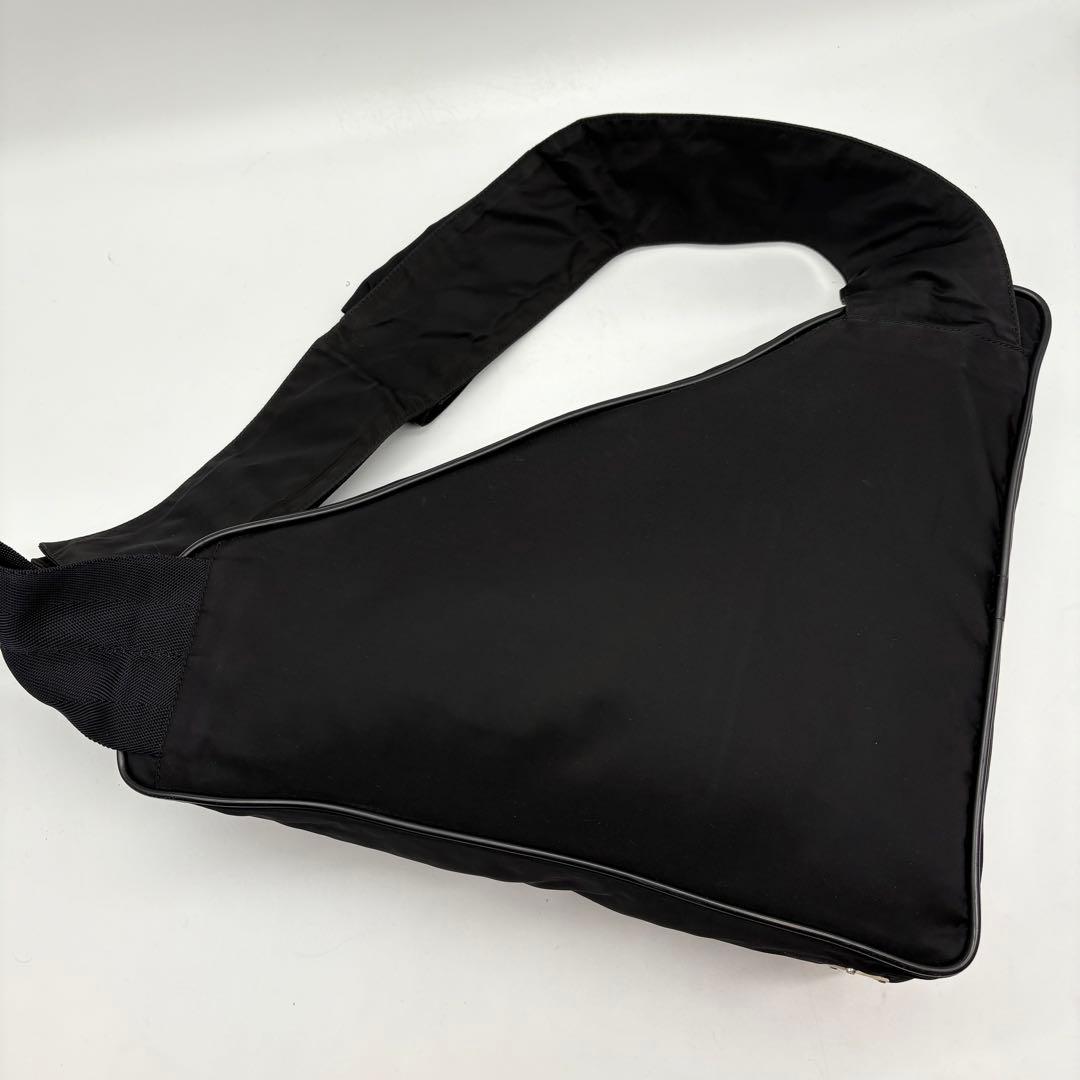 【極美品】PRADA トライアングル ボディバッグ v225 ナイロン ブラック