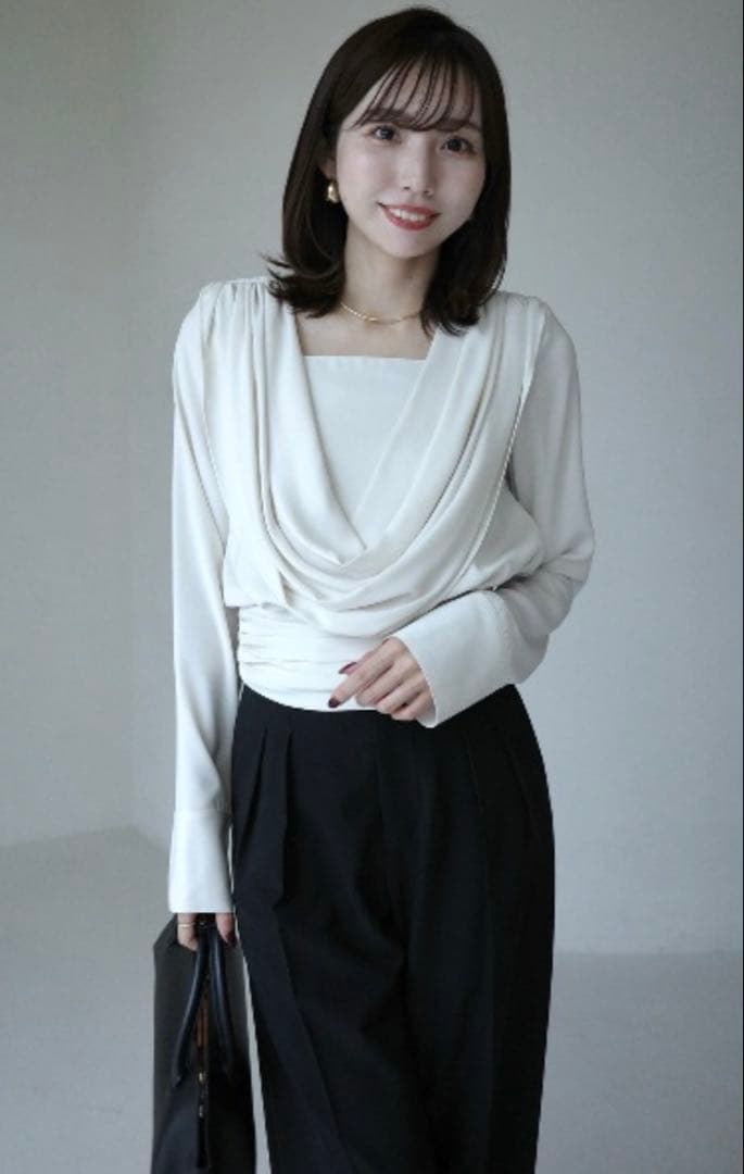 anuans パウダーサテンドレープトップス 2025AW