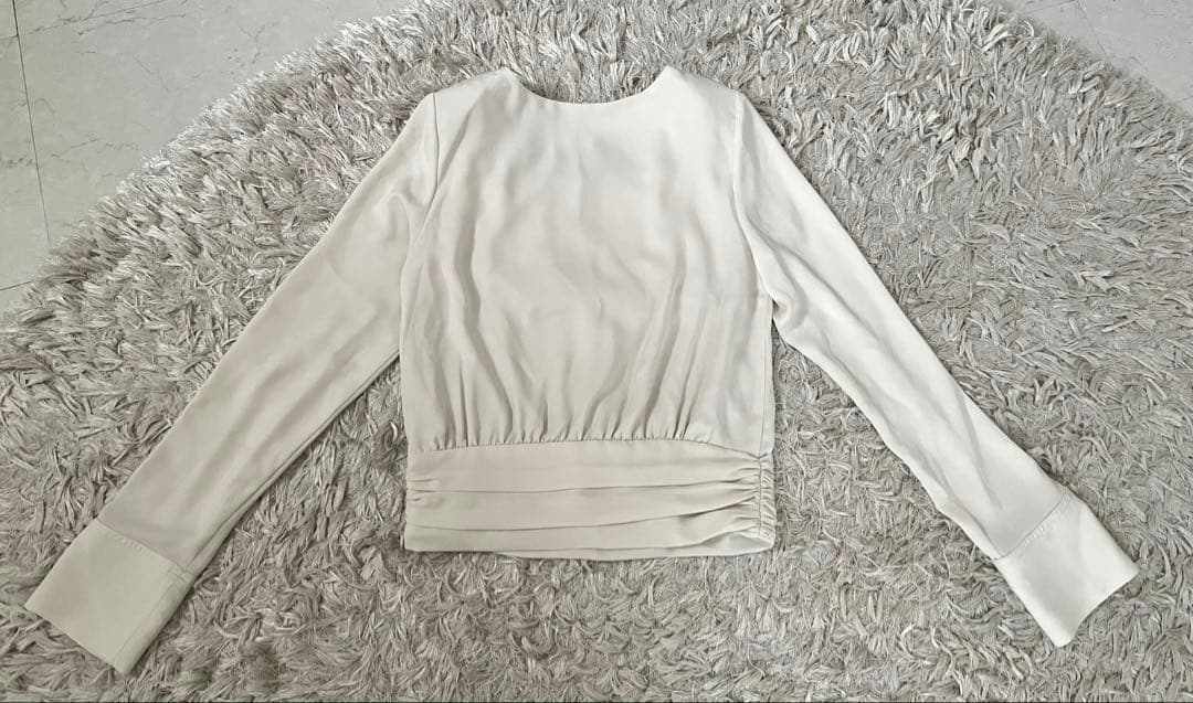 anuans パウダーサテンドレープトップス 2025AW