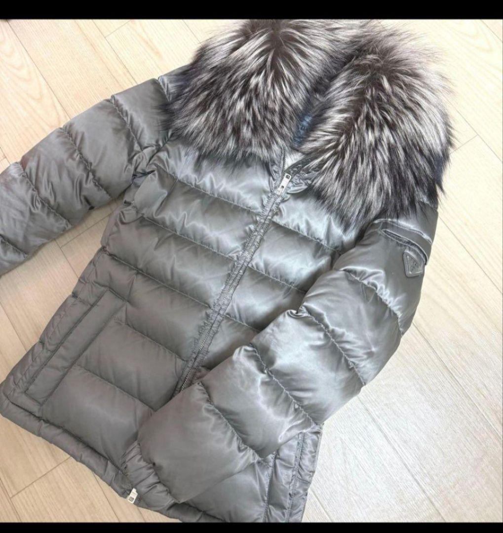 さいとうPRADA グレー グリーン ダウンジャケットファー38