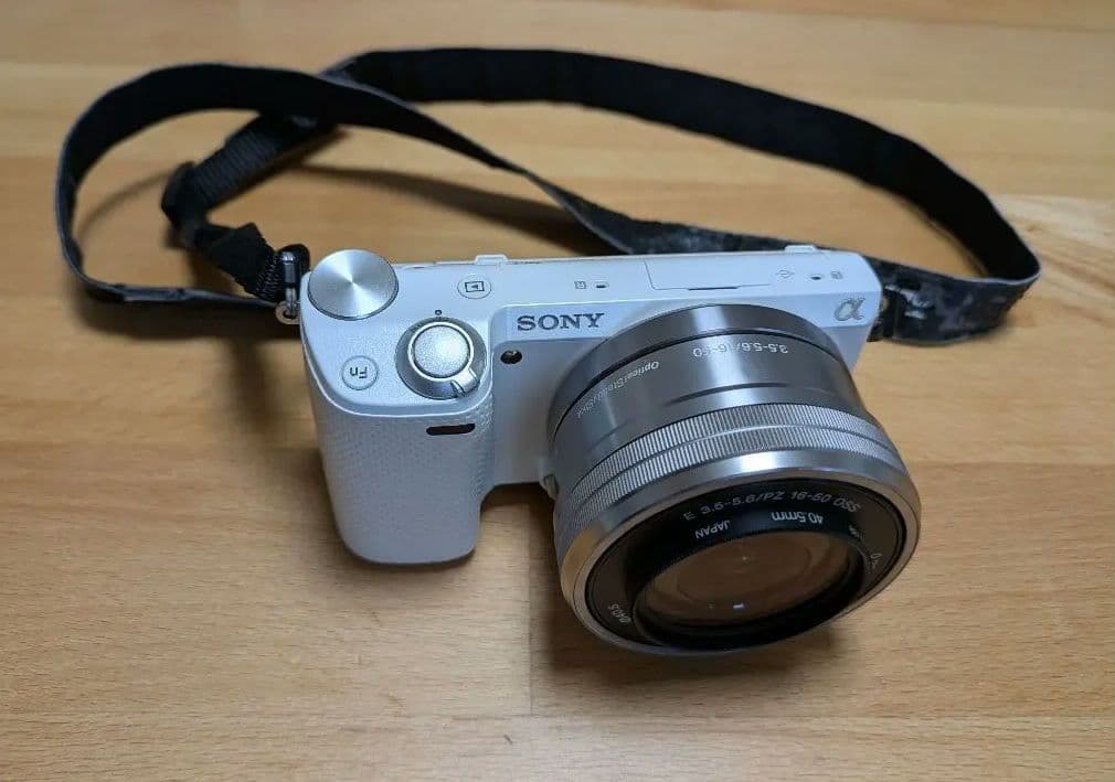 SONY α ミラーレス一眼カメラ 本体とバッテリー