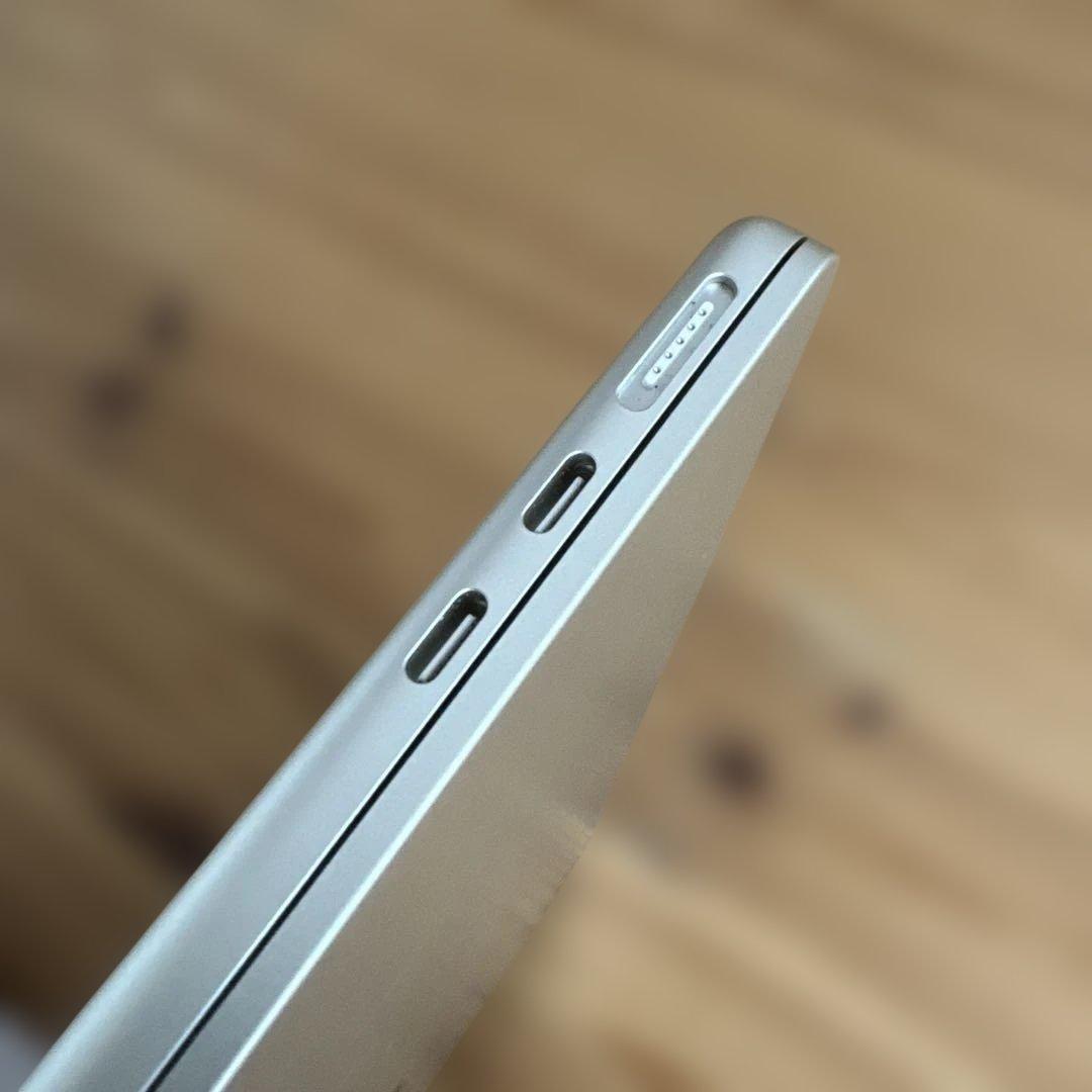 MacBook Air M2 スターライト13インチ　16g/256g SSD