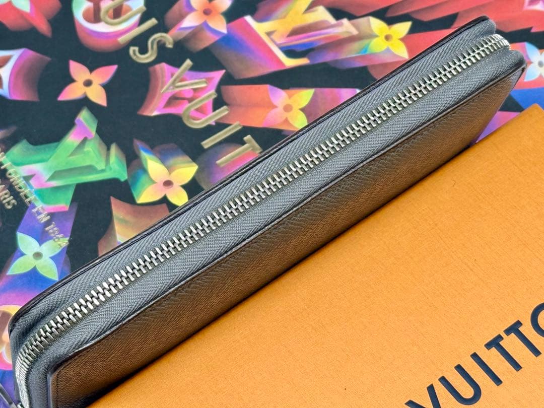 ルイヴィトン　タイガ　ジッピーオーガナイザー長財布　グレー系