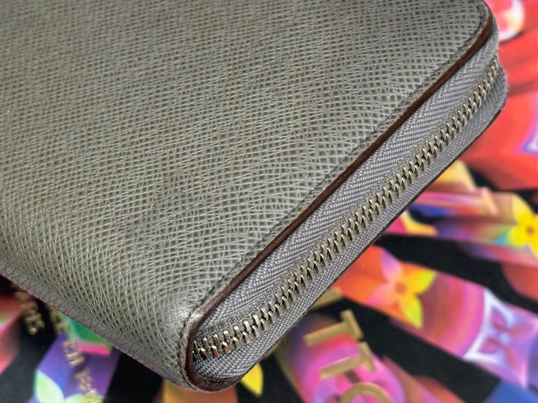 ルイヴィトン　タイガ　ジッピーオーガナイザー長財布　グレー系