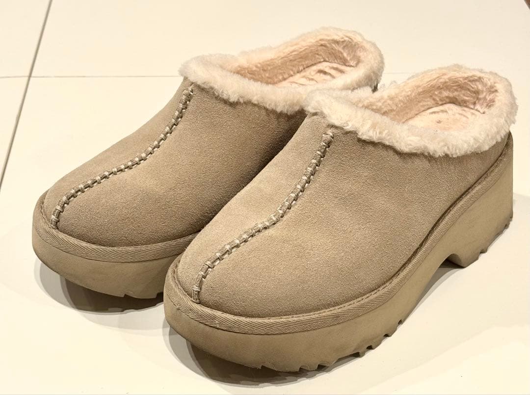 【美品】UGGNewHeightsCozyClogサボ厚底24cmベージュ正規品