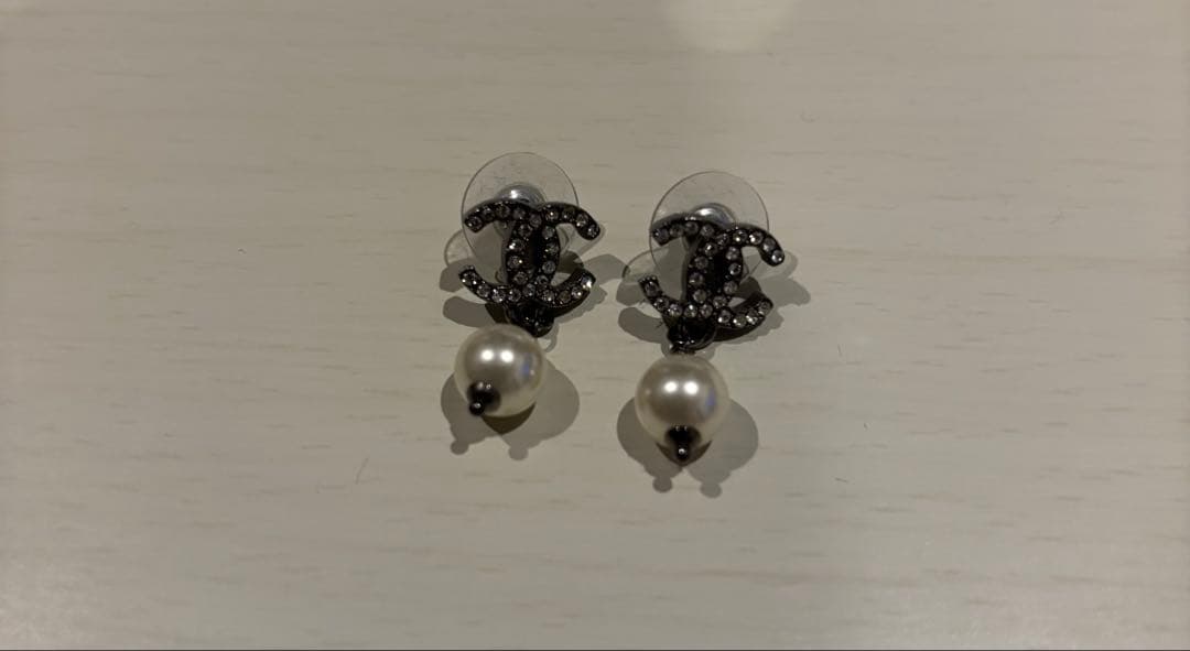 CHANEL パール付きロゴピアス