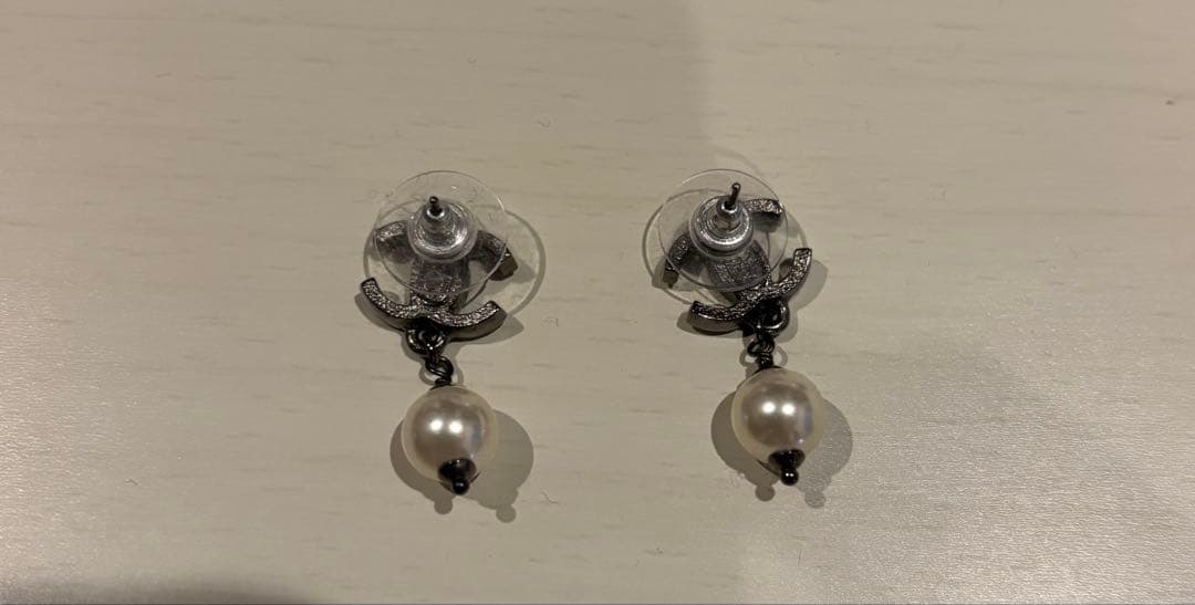 CHANEL パール付きロゴピアス