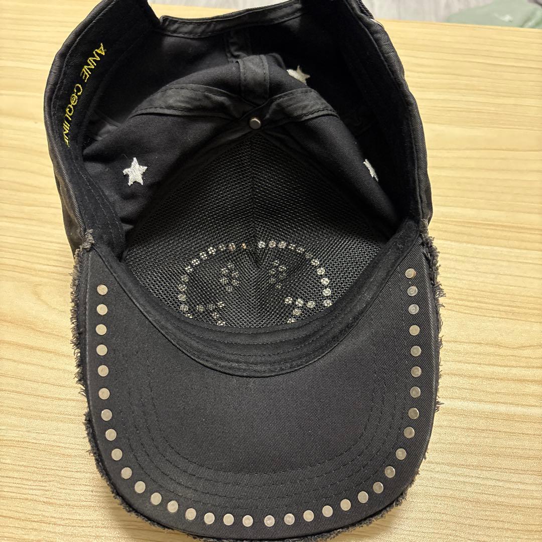 ANNE COQUINE スタッズ付きスマイリーフェイスキャップ