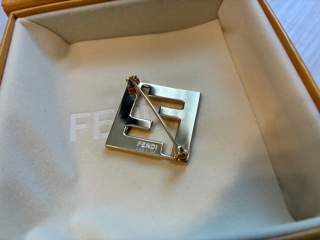 はいやー FENDI ブローチ ホワイト