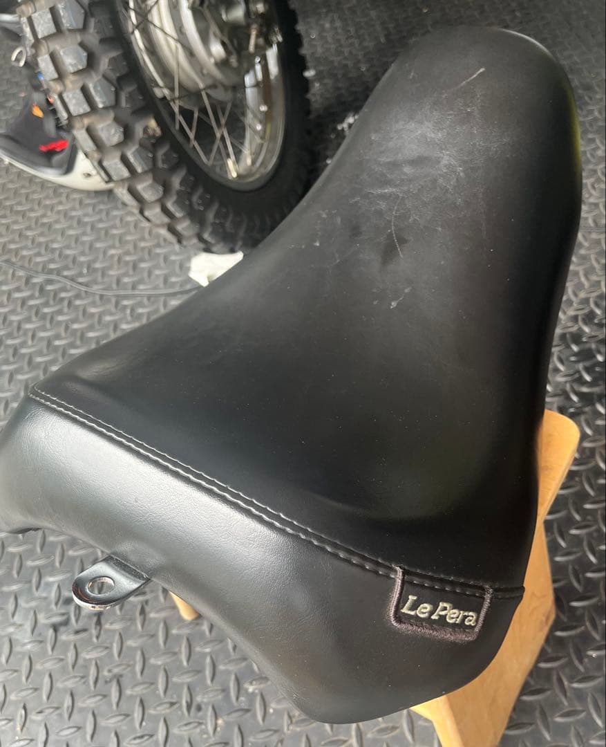 スポーツスター　シート　ソロ　ラペラ LF006 ベアボーンズ　美品