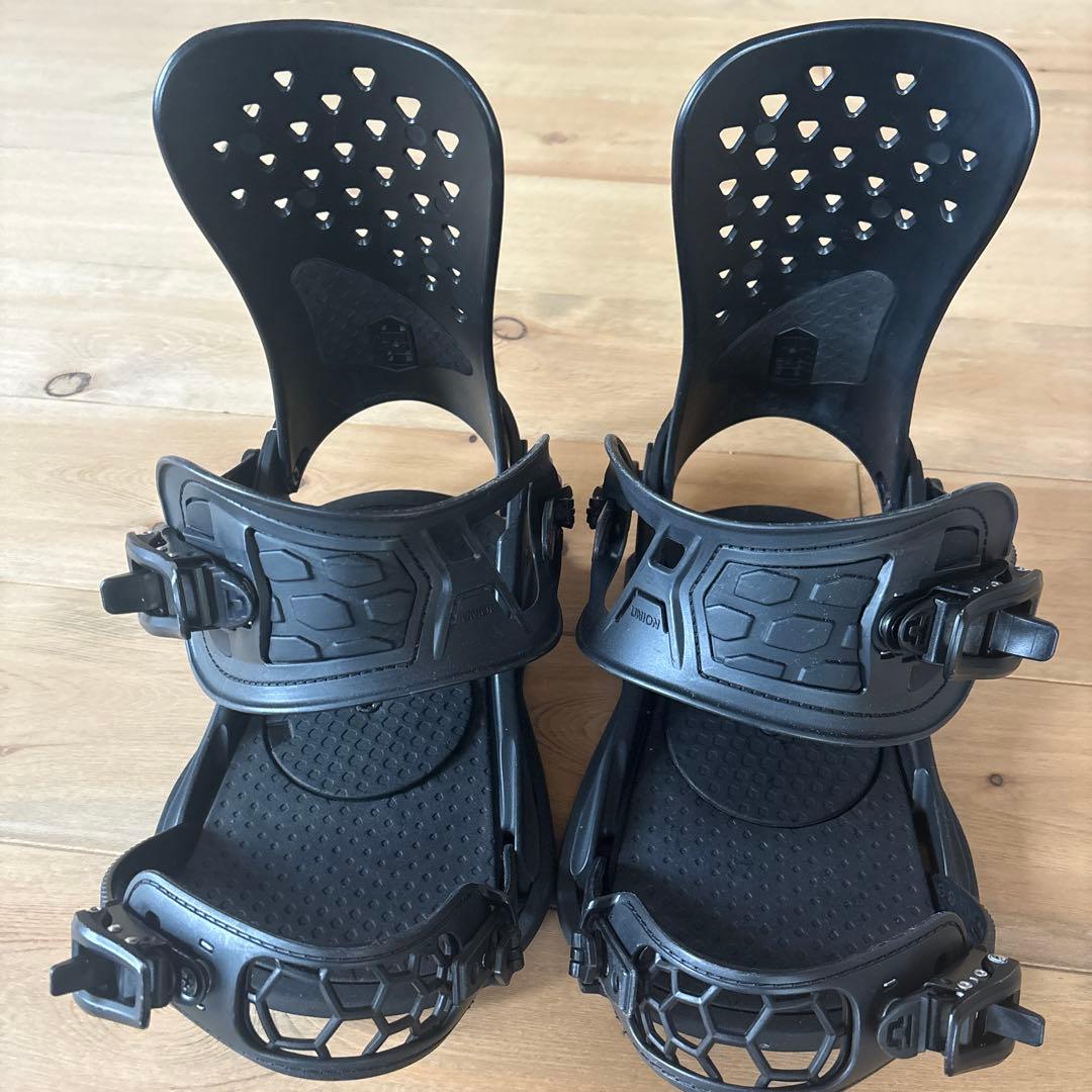 STRATA ブラック スノーボードビンディング