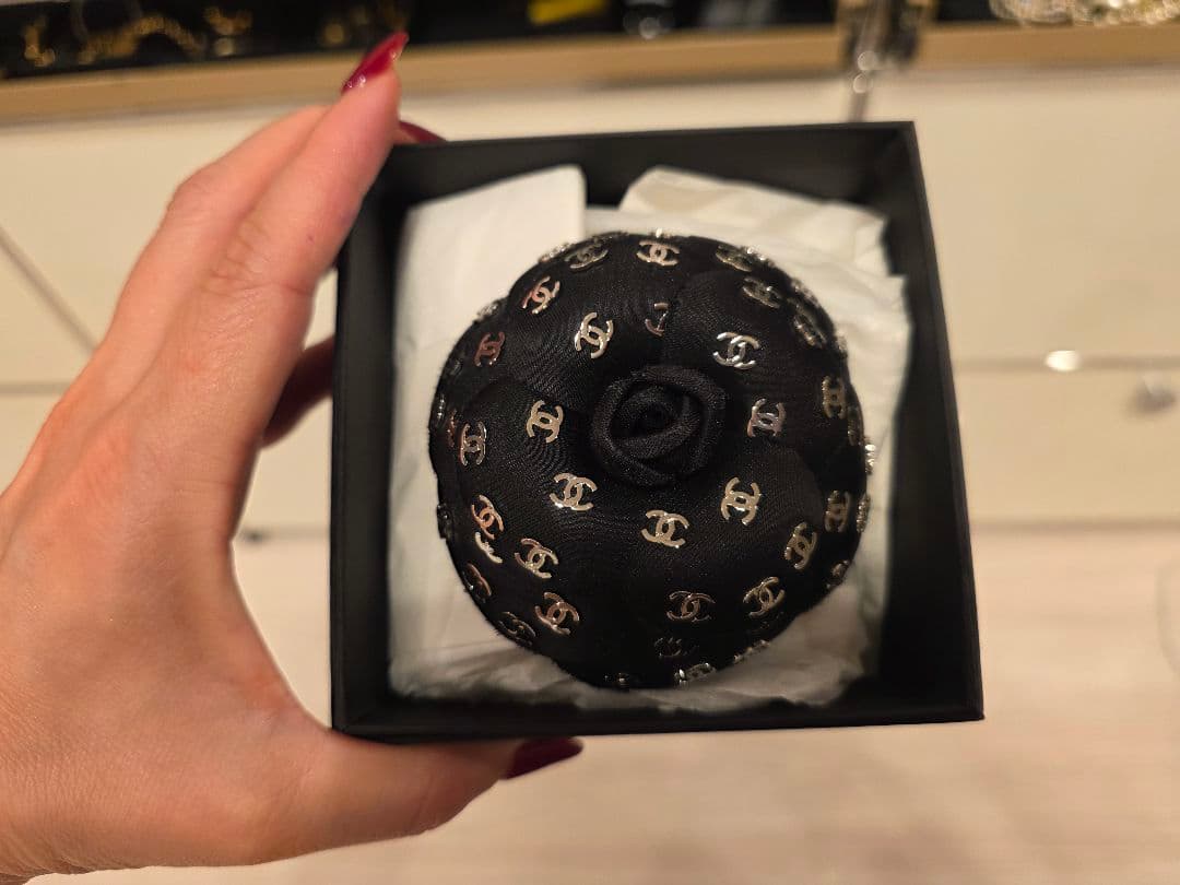 新品未使用CHANEL ブラック CCマークたっぷりカメリアブローチ
