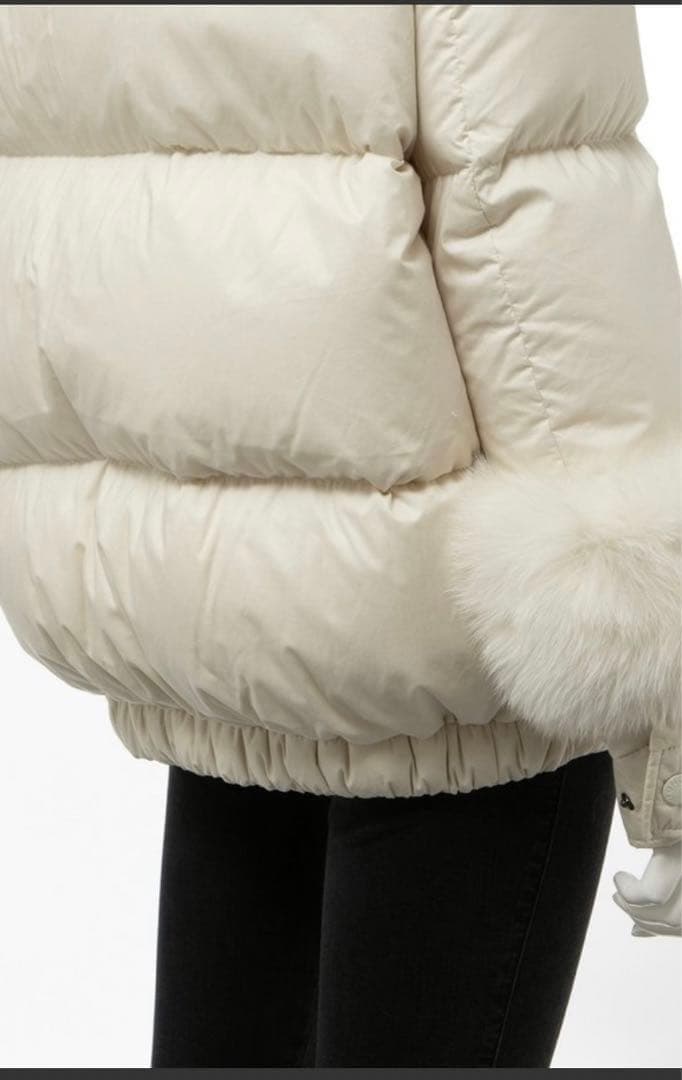 MONCLER フード付きダウンジャケット　袖ファー　オフホワイト　サイズ2