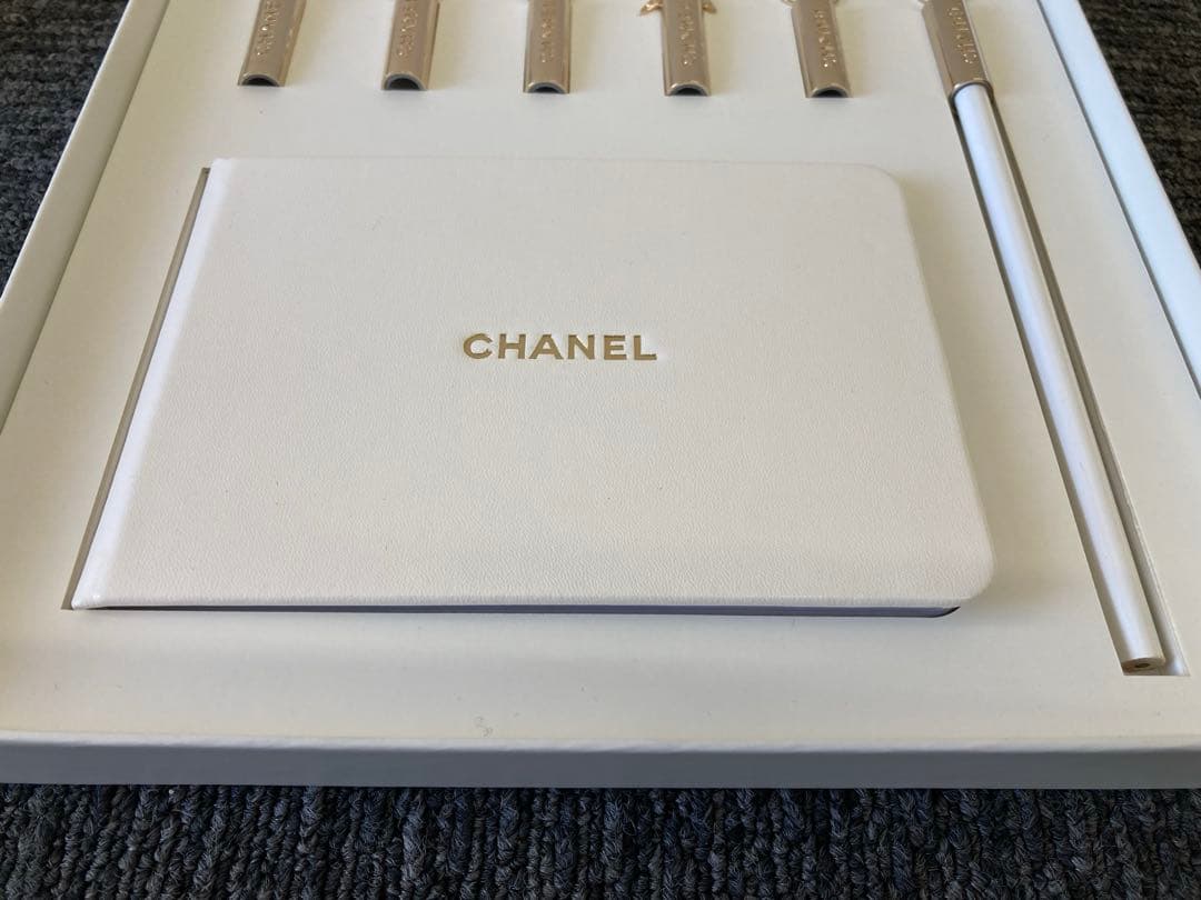 CHANEL メモ帳とメタリック色鉛筆セットとメタリッククレヨン、鉛筆セット