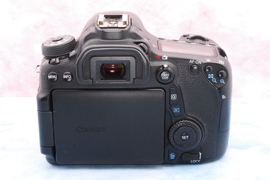 Canon EOS 70D☆手ぶれ補正標準＆超望遠☆一眼レフカメラ☆Wi-Fi